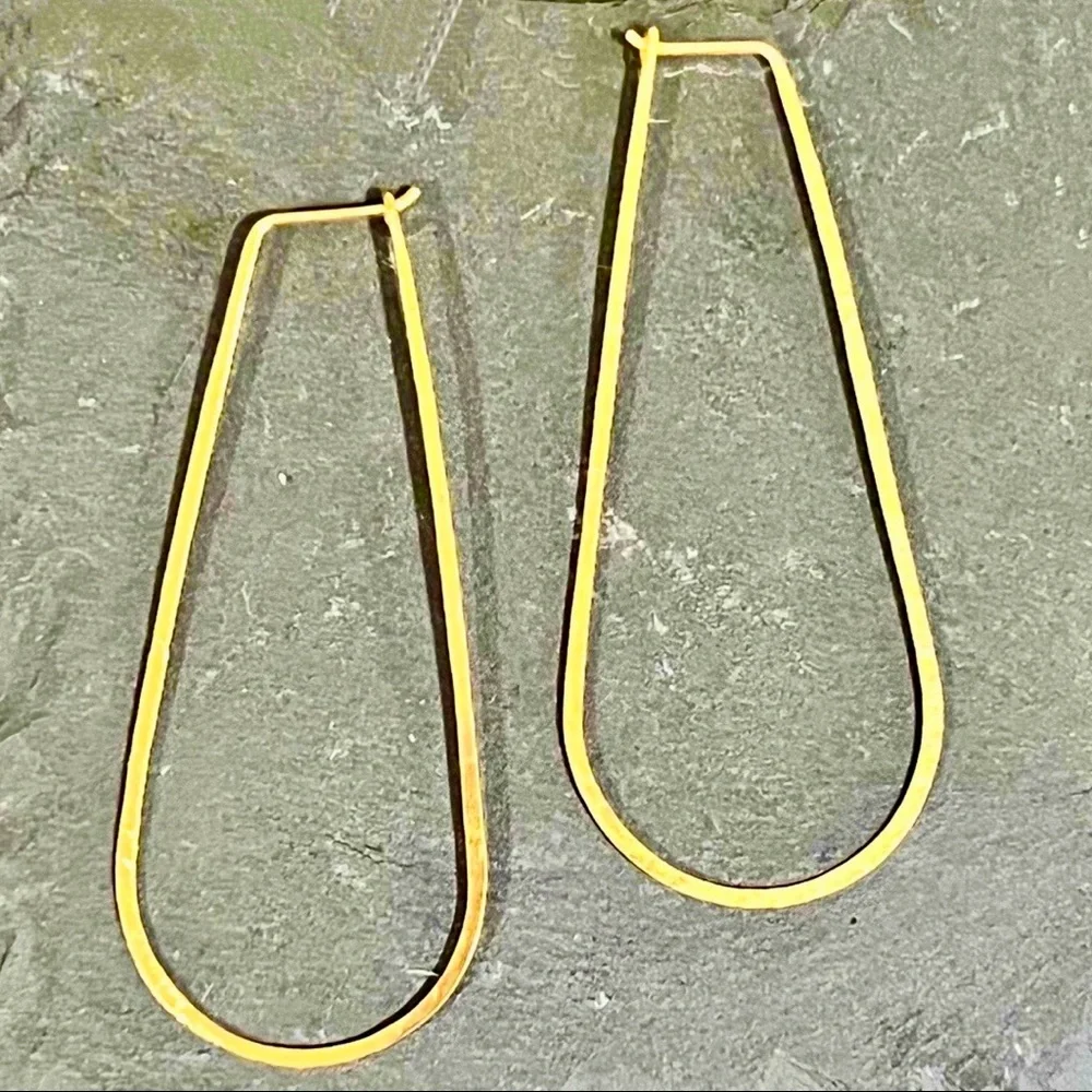 🍒3/$30 New Gold Teardrop Hoops - Picture 2 of 3